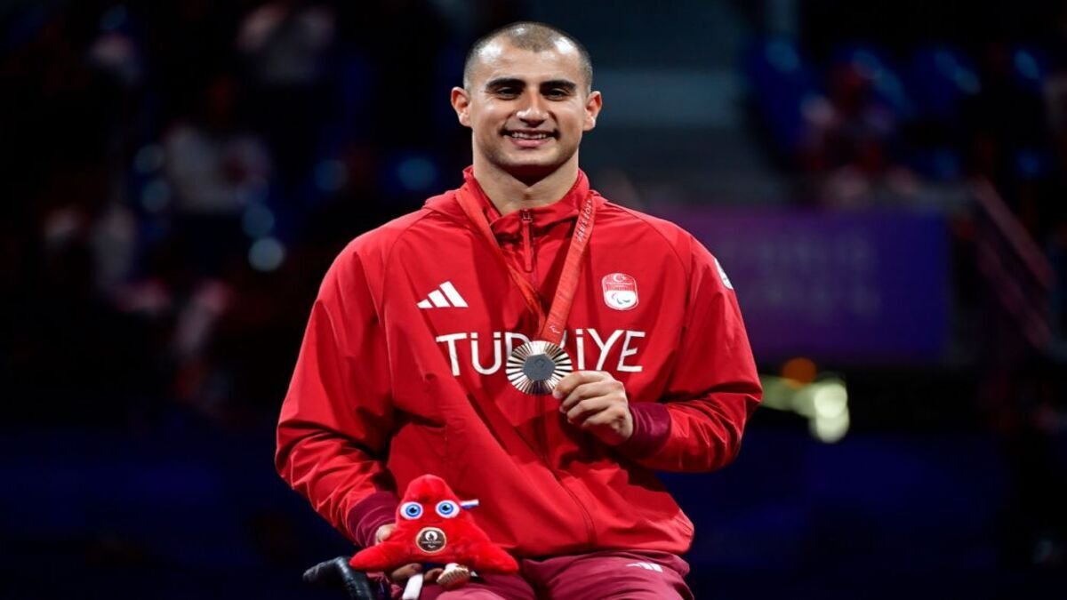 Budapeşte'de Göğsümüzü Kabarttı!  Milli Sporcu Hakan Akkaya Finalde Kiminle Karşılaştı, Gümüş Madalyaya Nasıl Uzandı?