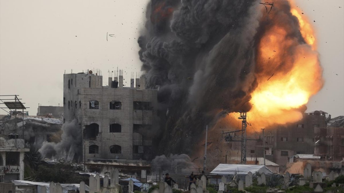 Gazze'de Ateşkes Bombalarla Sarsıldı