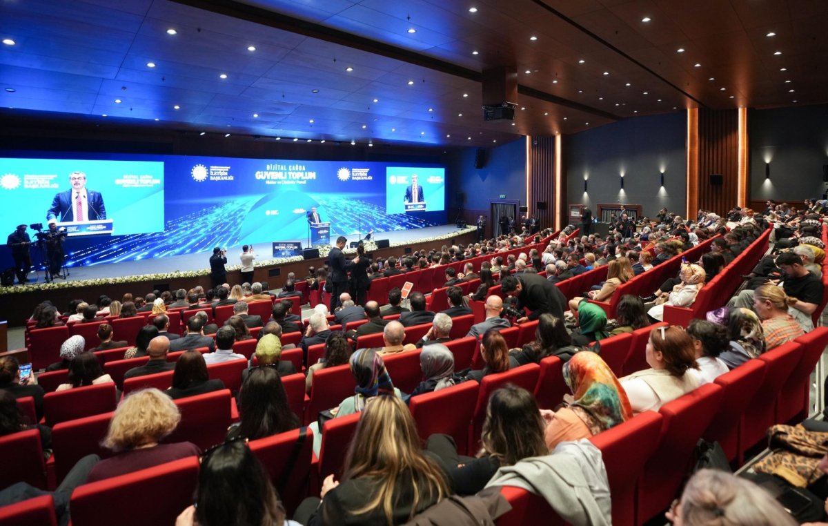 Bakan Tekin ve İletişim Başkanı Duran'dan Dijital Çağ Uyarısı: "Çocuklarımız İki Farklı Evrende Yaşıyor"