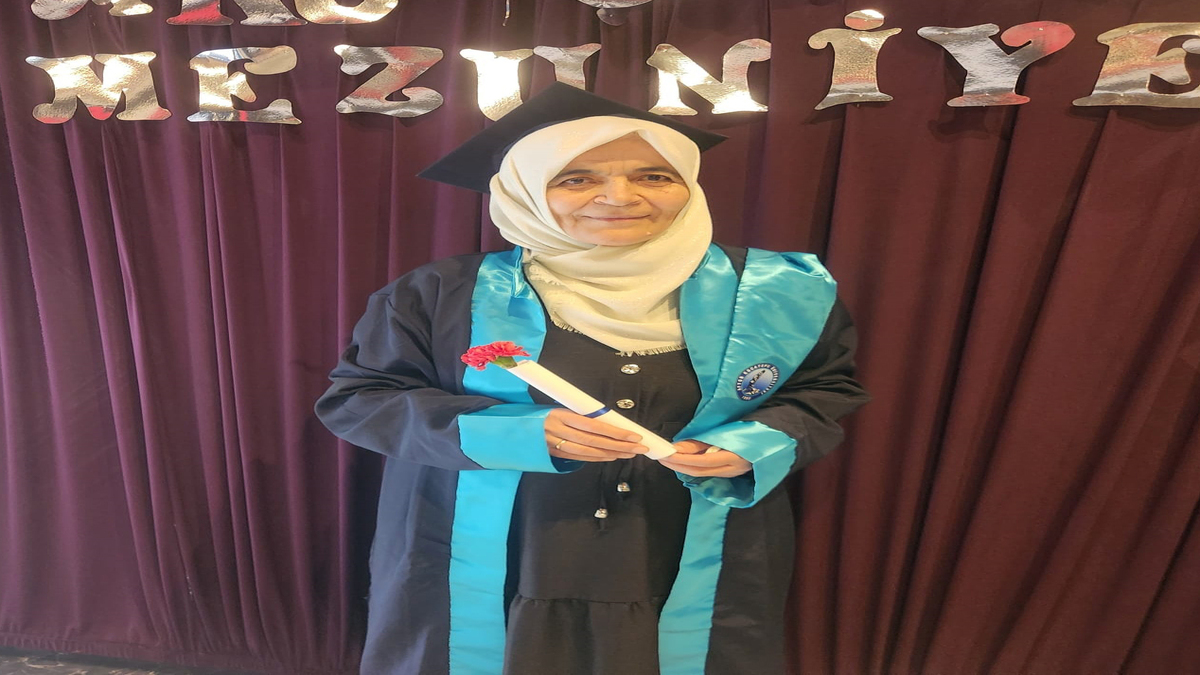 Gençlere Taş Çıkardı! Sınıf Arkadaşlarıyla Kep Atan 65 Yaşındaki Mezunun Büyük Gururu