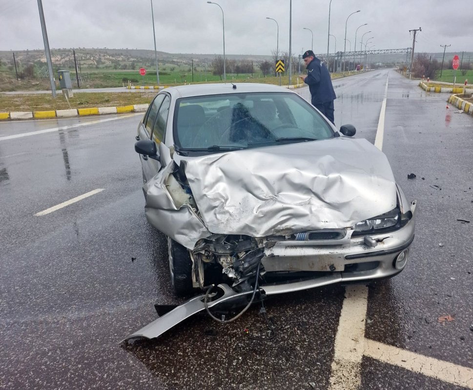 Konya Seydişehir'de Trafik Kazası: Aynı Aileden 4 Kişi Yaralandı