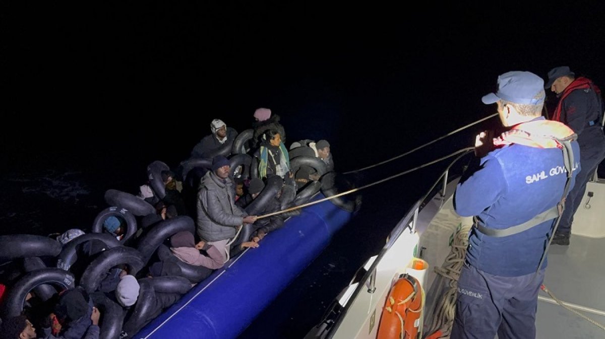 Çeşme’de Sıcak Saatler! Lastik Botun İçinden 32 Kişi Çıktı