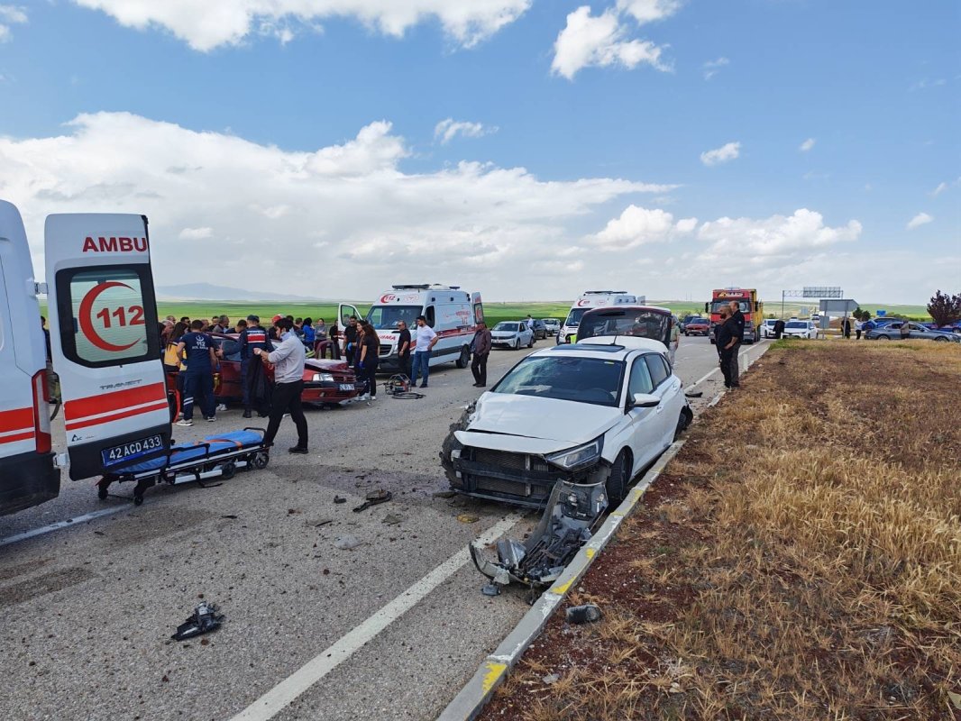 Ankara-Konya Yolunda Korkutan Kaza: 2 Otomobil Çarpıştı, 5 Yaralı Var