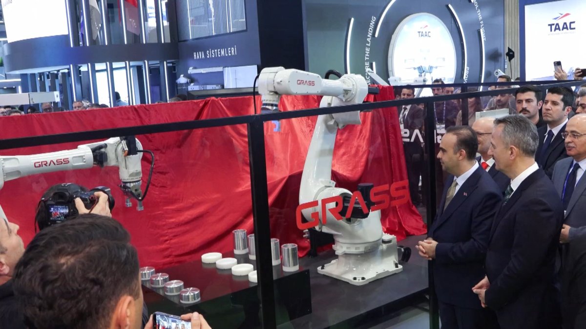 Bakan Kacır SAHA 2026'da Duyurdu: Sanayide Robot Dönemi Başlıyor