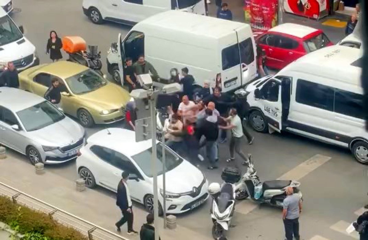 Esenyurt'ta Trafikte Dehşet: Servis Yolcuları Kuryeye Saldırdı!