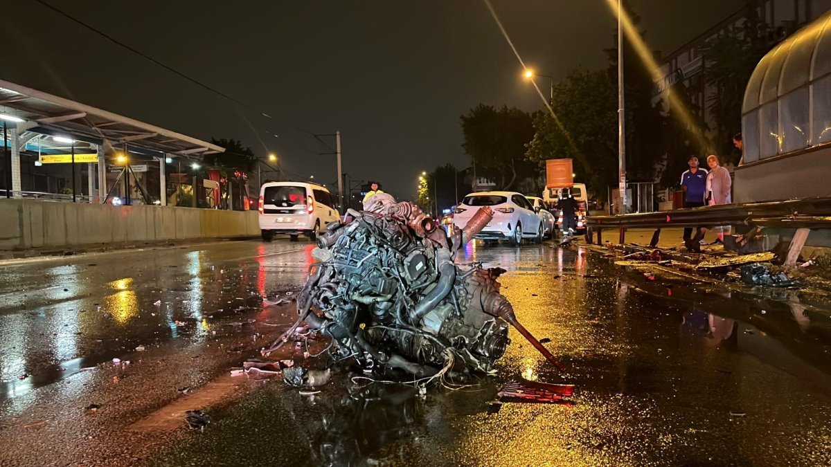 Bursa'da Feci Kaza: Çarpmanın Etkisiyle Otomobilin Motoru Öyle Bir Yere Savruldu Ki!