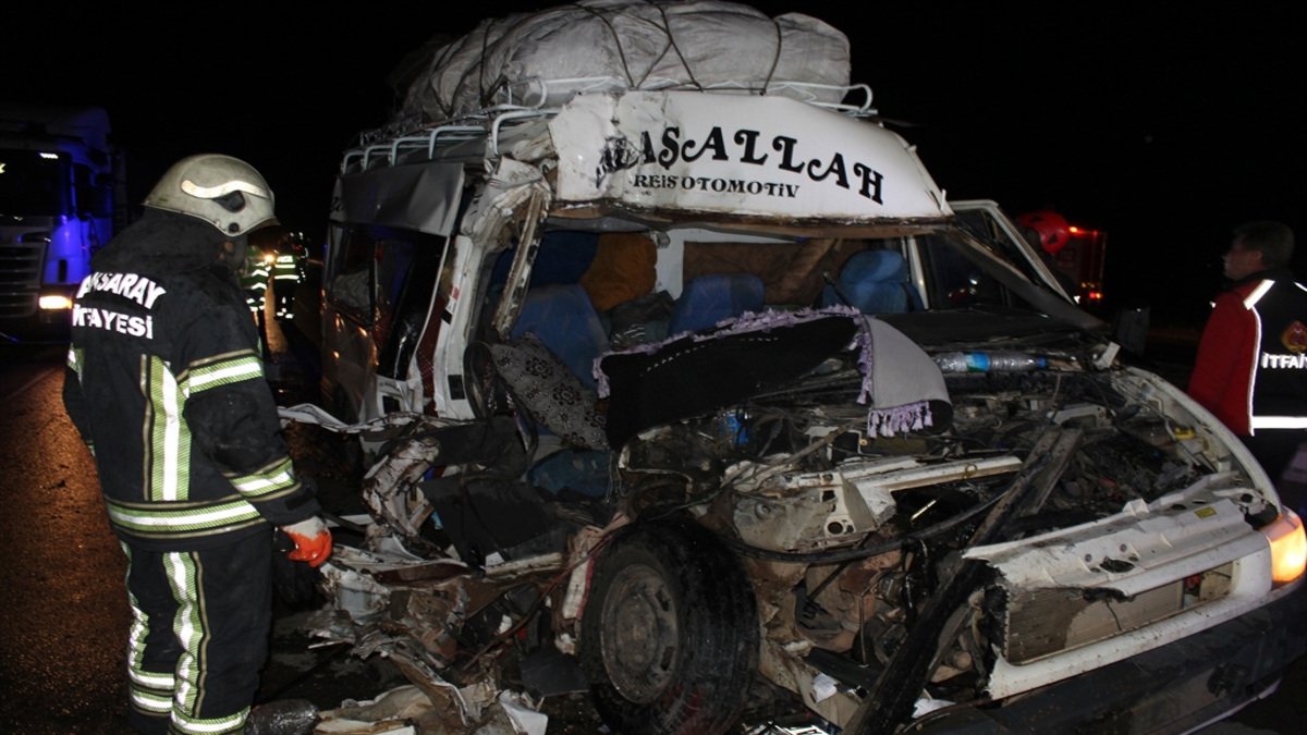 Aksaray-Konya Yolunda Can Pazarı: Tarım İşçilerini Taşıyan Minibüs TIR’a Çarptı!