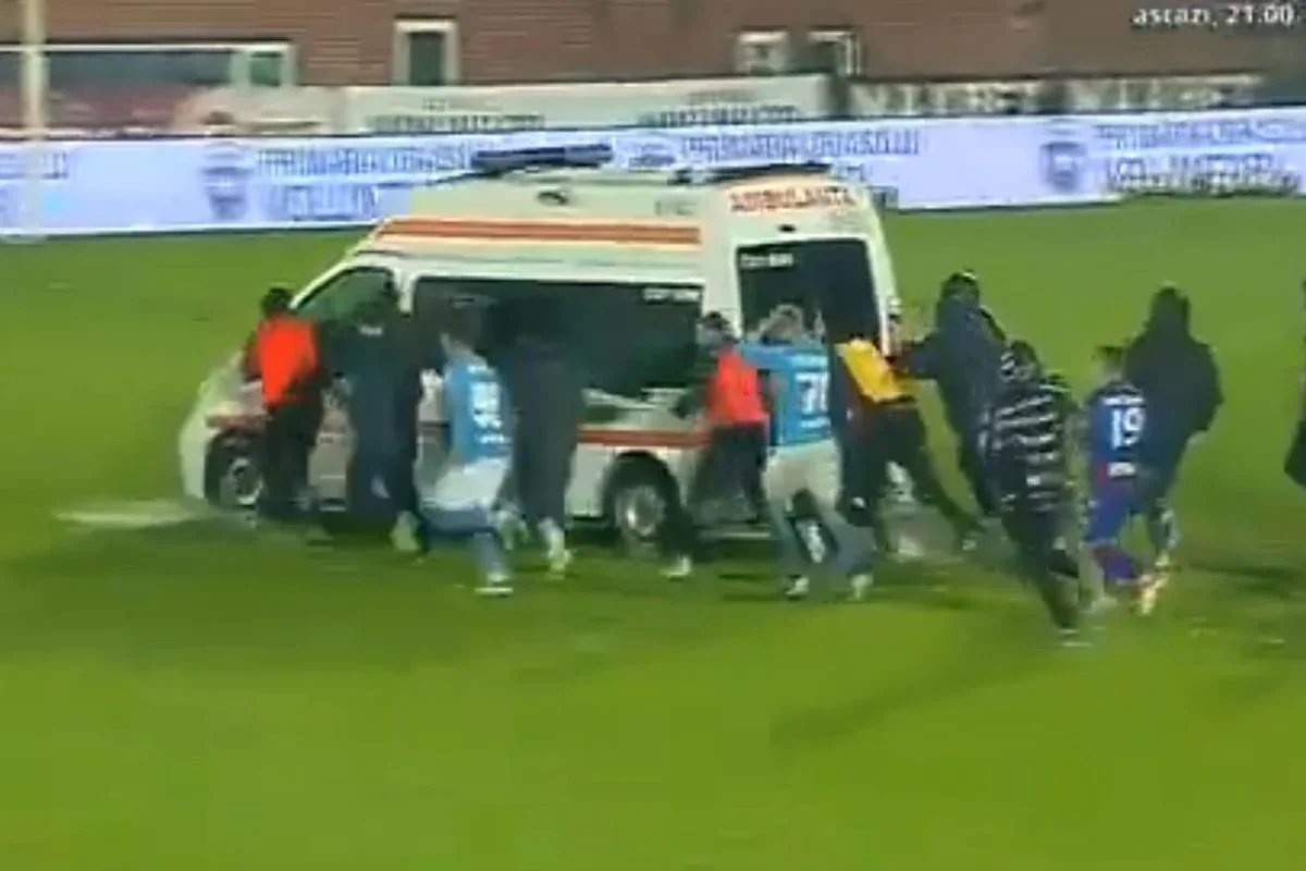 Çamura Batan Ambulansı Futbolcular Kurtardı: Ağır Şartlarda Oynatılan Maça Büyük Tepki!