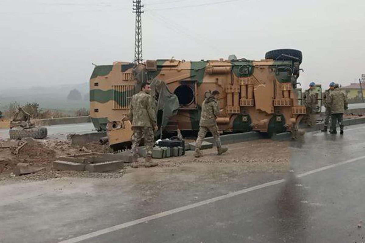 Kara Yolunda Korkutan Kaza! Kontrolden Çıkan Askeri Kamyon Devrildi: Yaralılar Var
