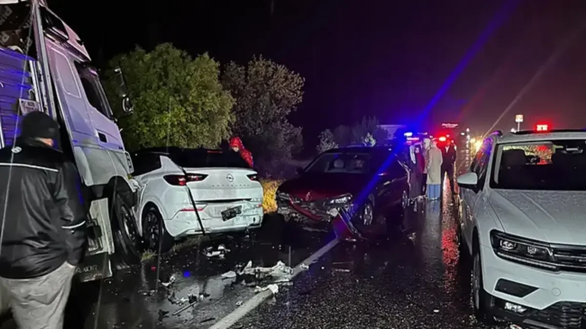 Uşak'ta Feci Zincirleme Kaza: 4 Kişi Hayatını Kaybetti, 34 Yaralı