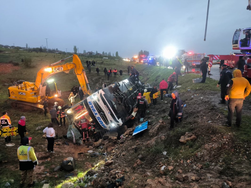 Malatya'da Yolcu Otobüsü Devrildi: Doğanşehir'de Feci Kaza 4 kişi öldü, 15 kişi Yaralandı